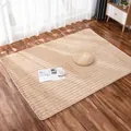 Dettaglio ravvicinato del tappeto rettangolare a pelo lungo con trama a strisce beige - Cammello / 60*180