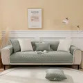 Detail of dark green quilted velvet sofa cover with white lace trim and floral patterns - 70x70 / Green