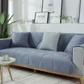 Détail de la housse de canapé bleue en chenille avec motif feuilles et texture antidérapante - Bleu clair