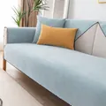 Funda de sofá impermeable azul claro con borde festoneado y cojín decorativo amarillo mostaza - 110*210 / Aguamarina