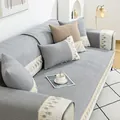Grijze gewatteerde bankhoes met elegante kantafwerking en geborduurde details in stijl - 70x70 / Veertextuur Grijs