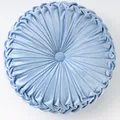 Hellblaues rundes Samtkissen in Kürbisform mit Falten-Design und zentralem Knopf - 38cm / Hellblau