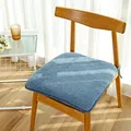 Blaues Plüsch-Lammwoll-Sitzkissen mit Bindebändern auf einem Holzstuhl in gemütlichem Design - Quadratischer Stil / Blau