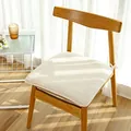 Plüschiges weißes Lammwoll-Sitzkissen mit Bindebändern auf Holzstuhl fixiert - Quadratischer Stil / Beige