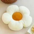 Detalle del suave cojín de girasol de felpa con pétalos blancos y centro naranja - 40x40cm / Blanco