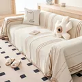 Housse de canapé en chenille nordique crème avec rayures brunes et bords à glands - 180*130 / Beige