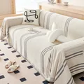 Housse de canapé en chenille crème avec rayures verticales sombres et franges - Gris clair