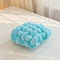 Coussin décoratif tressé bleu clair avec texture velours douce et style nœud - Bleu ciel