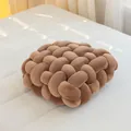 Coussin boule noué en velours marron avec design tressé à la main sur tapis blanc - Chameau