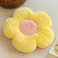 Cojín de felpa con forma de flor, pétalos amarillos brillantes y un centro rosa suave - 40x40cm / Amarillo