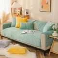 Copridivano trapuntato spesso in peluche verde menta con cuscini decorativi gialli e grigi - Verde