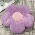 Coussin en peluche fleur violette avec centre rose sur un tapis à carreaux gris - Violet