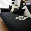 Housse de canapé gaufrée noire unie avec coussins assortis dans un intérieur chic - 70*70cm / Noir