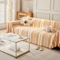 Gestreifter Sofa-Überwurf in Orange und Beige mit dekorativen weißen Fransenquasten - 180x90cm / Orange