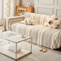 Beige-weiß gestreifte Sofa-Überwurfdecke mit dekorativen Quasten für gemütliche Wohnräume - Khaki