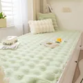 Alfombra de ventana en piel de conejo verde claro con textura 3D y cojines suaves - Verde matcha