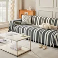 Moderner schwarz-weiß gestreifter Sofaüberwurf mit eleganten Fransen für das Sofa - Schwarz