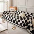 Moderner schwarz-weißer karierter Sofa-Überwurf mit stilvollen Fransen am Rand - Gitter Schwarz