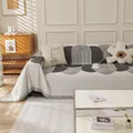 Copridivano in ciniglia beige con motivi geometrici grigi e dettagli in nappa eleganti - Serie Seya / 180*150 / grigio scuro