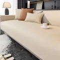 Wasserdichter beige Sofa-Bezug mit passenden Karamell-Kissen im modernen Wohnzimmer - 50x70 / Khaki
