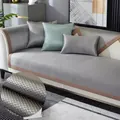 Tapis rafraîchissant pour canapé en soie glacée grise avec bordure marron et coussins - 50*50 / Champagne