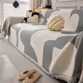 Jeté de canapé à motifs géométriques gris et beige avec finitions à franges - Série Mika / 180x90cm / Gris