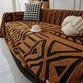 Brauner und schwarzer geometrischer Sofabezug aus Chenille mit Vintage-Mustern - Schokoladenbraun