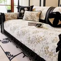 Cojín de sofá en chenilla crema con flores marrones y bordes con volantes negros - 70x70 Cojín de Sofá / Patrón de Ramas - Caqui