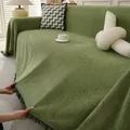 Gros plan d'un jeté de canapé vert herbe avec motif à chevrons et finitions à franges - 180x90 / Vert
