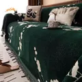 Copridivano in ciniglia verde scuro con motivi floreali bianchi e nappine decorative - 180*130 / Verde Foresta