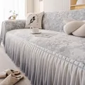 Détail de la housse de canapé gris clair matelassée avec imprimé floral et jupon plissé - 180*130 / Gris