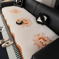 Beige chenille bankkussen met oranje koetspatronen en een gegolfde randafwerking - 90x300cm / Oranje