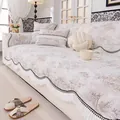 Copridivano trapuntato in ciniglia con motivi floreali rosa e bordi ondulati - 70*70 / Maniero Francese - Beige