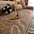 Cojín de sofá en terciopelo holandés con textura de mármol y bordes dorados color café - 70*70 / Caqui