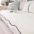 Funda de sofá refrescante de punto gofre nórdico en blanco crema con bordes ondulados - 70x70cm / Beige