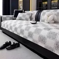 Copridivano moderno a scacchi grigi e bianchi con cuscino coordinato su divano - 70*70cm / Grigio