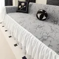 Funda de sofá de chenilla gris con flores y elegantes bordes de encaje blanco volante - 180x130 / Gris oscuro