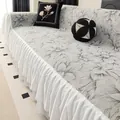 Funda de sofá de chenilla gris con flores, volantes de encaje blanco y cojines - 180x130 / Gris claro