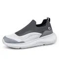 Ademende instapsneakers in grijs en wit met dikke dempende zool en handige hieltrekstrip - Grijs