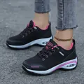Wandelschoenen voor dames in zwart-roze met modieuze letters en comfortabele luchtkussen - 35 / Zwart/Roosrood