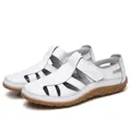 Vintage handgefertigte weiße Ledersandalen mit Aussparungen und weicher Gummisohle - 35 / Weiß