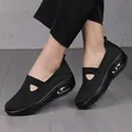 Atmungsaktive schwarze Damen-Sneaker aus Mesh mit bequemer Keilabsatz-Luftpolstersohle - 35 / Schwarz