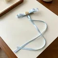 Pince à cheveux élégante en ruban bleu clair avec rose crème et longs rubans fluides - Pince à cheveux / Ruban bleu rose blanche