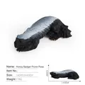 Modèle réaliste de ratel en pose allongée avec dos gris et ventre noir en plastique - Blaireau à miel couché (LX835)