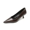 Elegant pointed-toe pumps in glossy dark brown patent leather with kitten heels - EU 34 / Brown