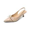 Elegant pointed toe slingback kitten heels in beige patent leather with bow detail - EU 34 / Nude