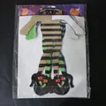 Dettaglio decorazioni di carta per Halloween con stivali da strega e calze a righe - Decorazioni Appese Gambe della Strega / Colorato