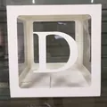 Détail d'une boîte cadeau blanche transparente avec lettre D pour ballons de fête - Lettre D / Blanc