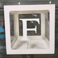 Vue détaillée d'une boîte à ballons blanche transparente avec la lettre F pour fête - Lettre F / Blanc