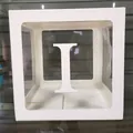 Gros plan d'une boîte à ballons blanche avec fenêtre transparente et lettre I décorative - Lettre I / Blanc